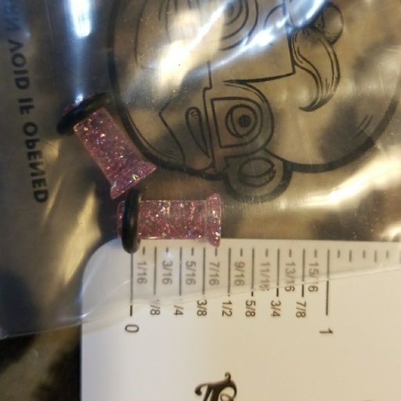 Pink Glittery Acrylic 4 Gauge Plugs WITH FREE GIFT - Picture 2 of 5